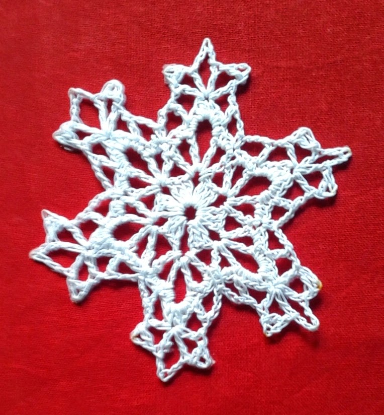 Pretty snowflake pattern ~ Free Crochet Patterns