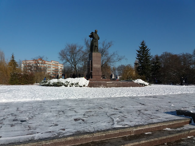 Пам’ятник Тарасові Шевченку в Кременчуці (2 грудня 2018) © Oleh Kushch, CC-BY-SA-4.0