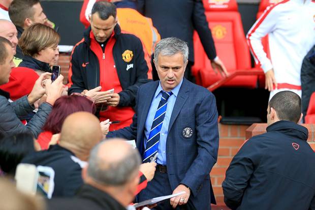 tanda-tangani-kontrak-mourinho-resmi-latih-mu-9dL.jpg