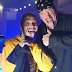 Post Malone traz Undertaker para quebrar guitarra durante performance de "rockstar" com 21 Savage