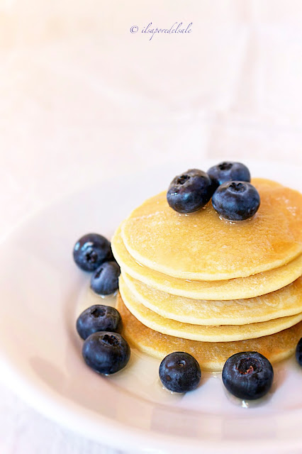 pancakes senza glutine con miele e mirtilli