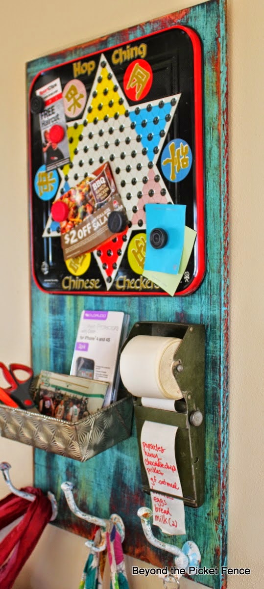 memo boards http://bec4-beyondthepicketfence.blogspot.com/2014/08/super-mom-keeping-it-organized-this.html