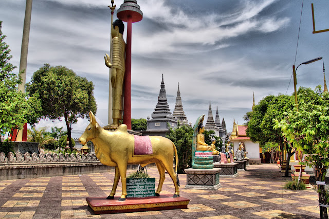 Pagode de Wat Dey Doh La pagode de Wat Dey Doh est située dans l'agglomération de Kampong Cham. Pagode dont la visite vaut le détour, l'histoire raconte aussi que le général Long Nol avait installé des pièces d'artillerie dans cette pagode et celle de Chroy Thamr. Lors d'un discours d'inauguration de bâtiments annexes, le premier ministre Hun Sen avait déclaré que les éclats d'obus qui lui avaient coûté la perte de son œil venaient probablement d'un tir effectué depuis cette pagode.