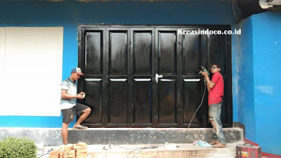 Pintu Garasi Besi Cat Semprot Pemasangan di Kolam Renang Tirta Ria Beji Depok Pintu Garasi Murah