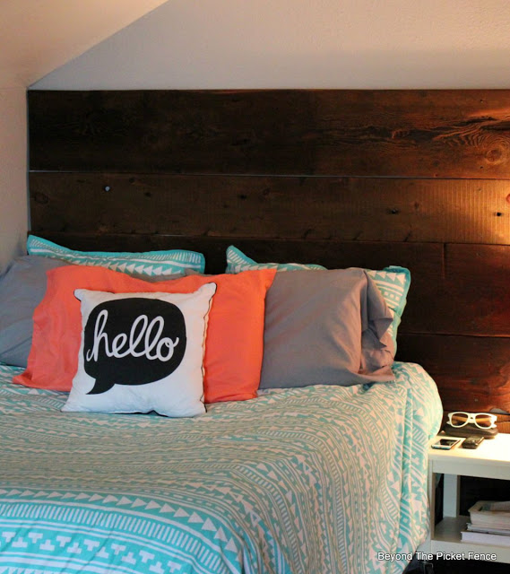 reclaimed wood wall, barnwood, headboard, rustic decor,  http://bec4-beyondthepicketfence.blogspot.com/2015/12/these-are-few-of-my-favorite-things_30.html