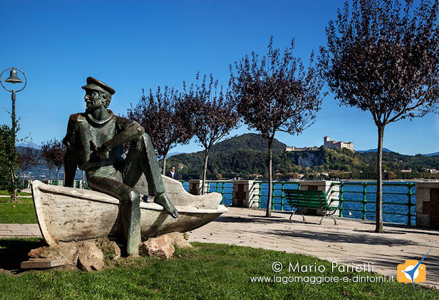 Monumento al barcaiolo sul lungolago Monumento al barcaiolo sul lungolago