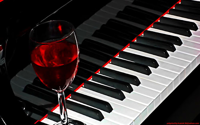 Copa de vino en piano