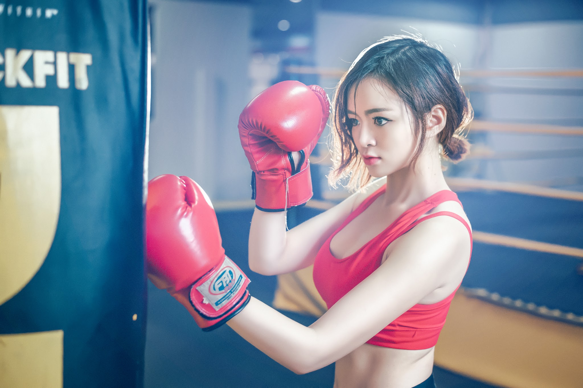 модель в боксерских перчатках. виктория алехина боксерша. Nippy box girls. девушка боксер. блондинка в боксерских перчатках.