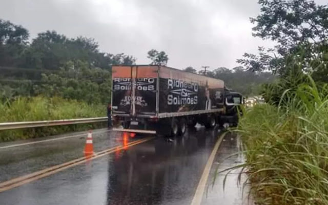 Carreta da dupla Rionegro e Solimões se envolve em acidente em Goiás