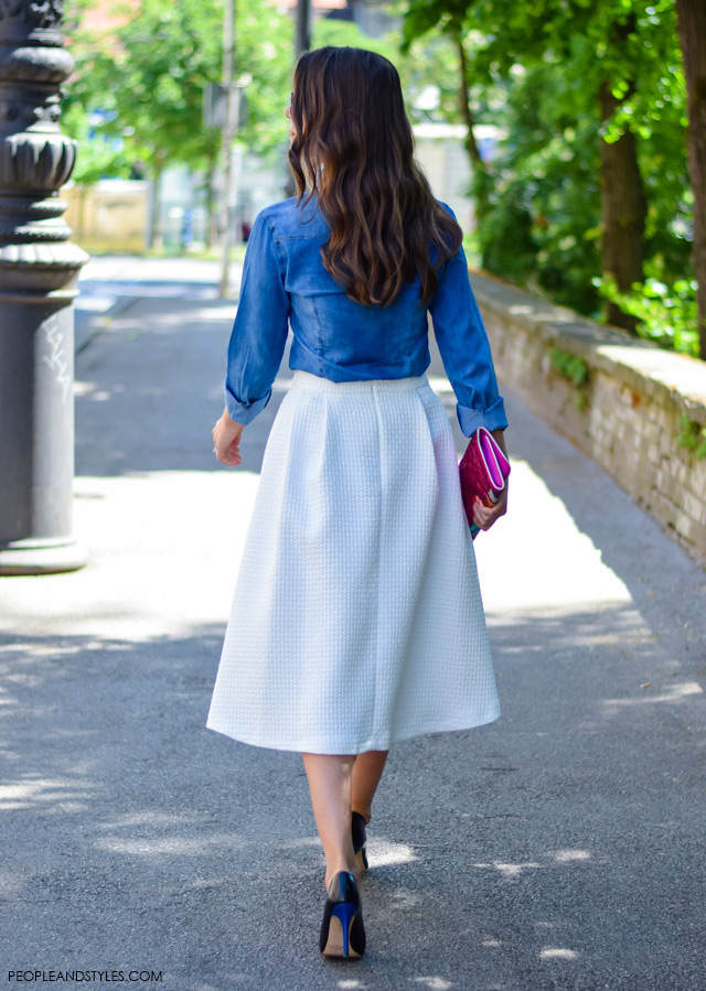 how to wear white midi skirt, denim shirt, court pumps. Street style work look Dasha Vukobratović