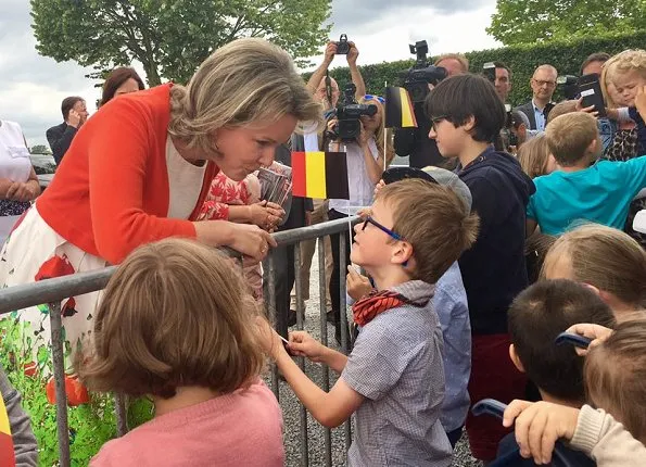 Queen Mathilde visited Ferme de Coux in Maillen and La Petite Campagne in Bovesse. Queen wore Natan dress and natan pumps