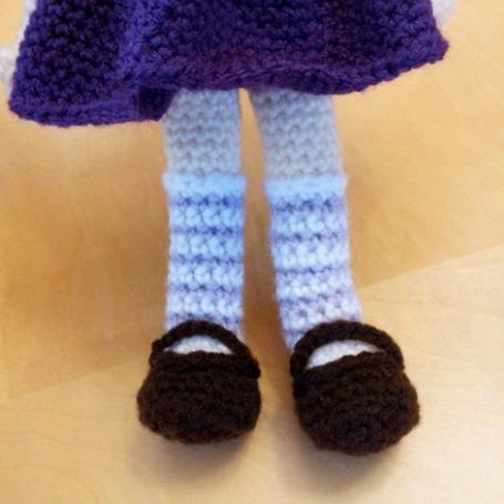 Crochet amigurumi Nami doll - legs and shoes