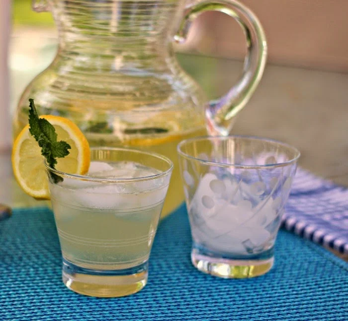 Sparkling Mint Lemonade: Refreshing and not too sweet!  #drinks #lemonade
