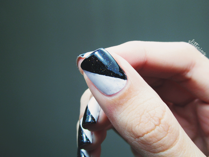 Nail Art preta e branca com glitter
