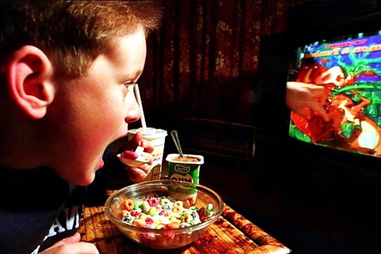 Hiç girilmeyen yemek odaları mevcuttur, çoğu Amerikalı yemeğini oturma odasındaki televizyon karşısında yemektedir.