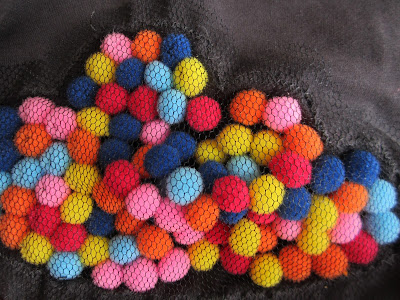 mis nancys, mis peques y yo, tutorial aplique camiseta con pompones, apelotonamiento