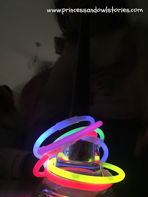 Jugando con pulseras fluorescentes