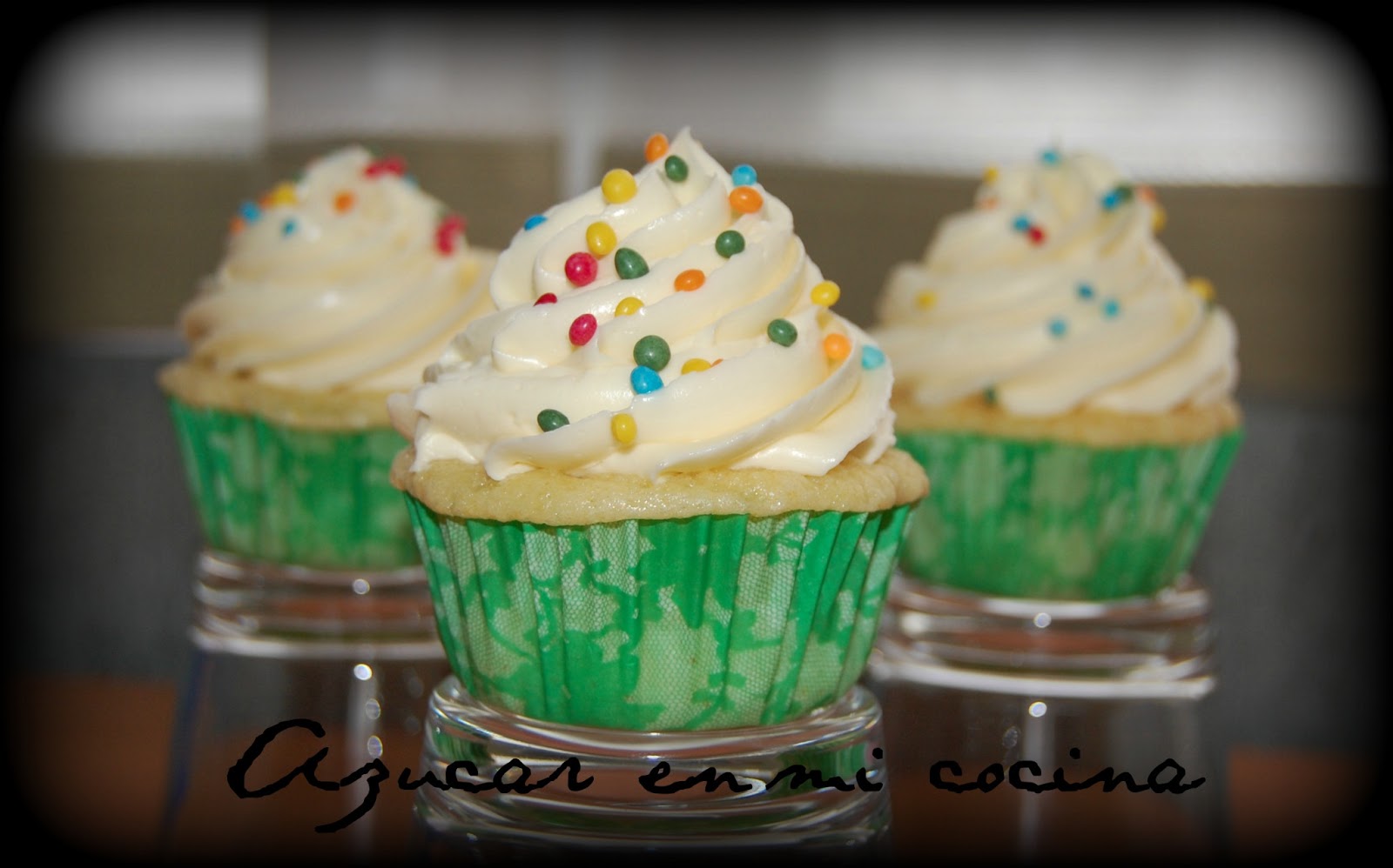 http://azucarenmicocina.blogspot.com.es/2013/07/cupcakes-de-chocolate-blanco-con-swiss.html
