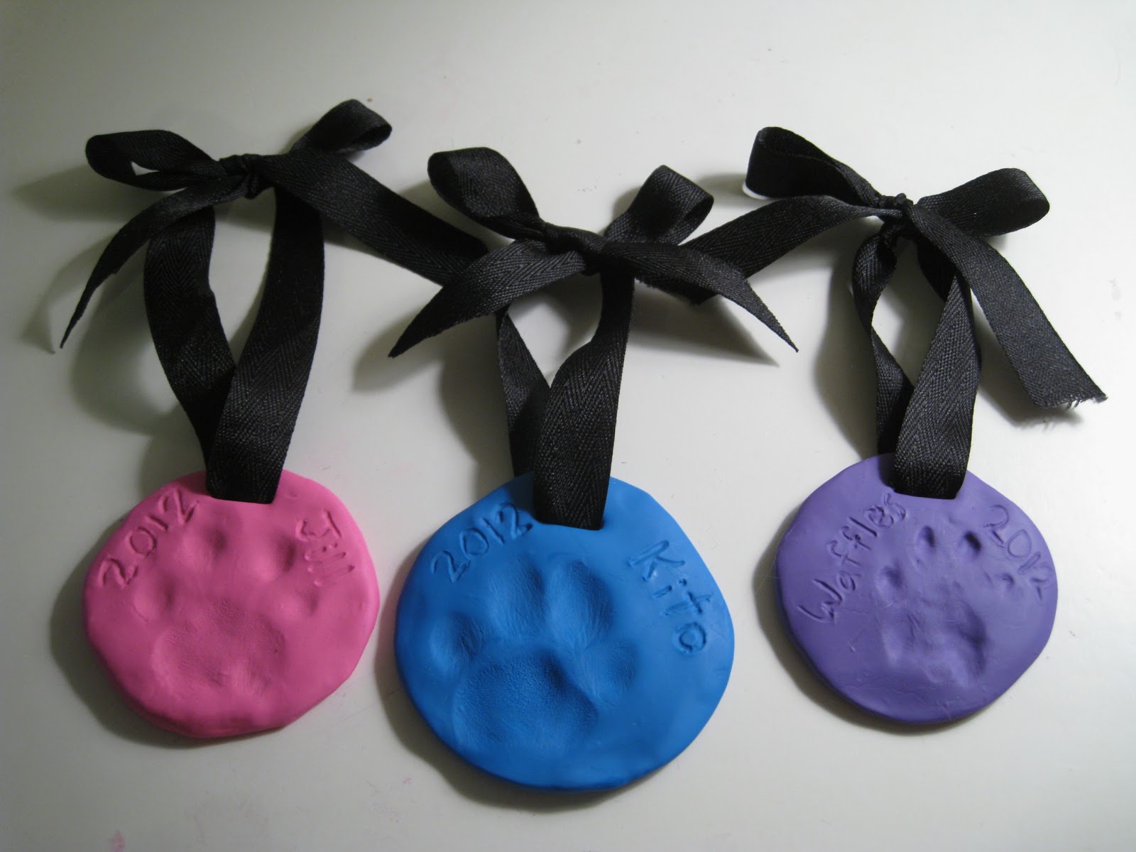 Happily Ever Crafter: DIY: Paw Print Ornament