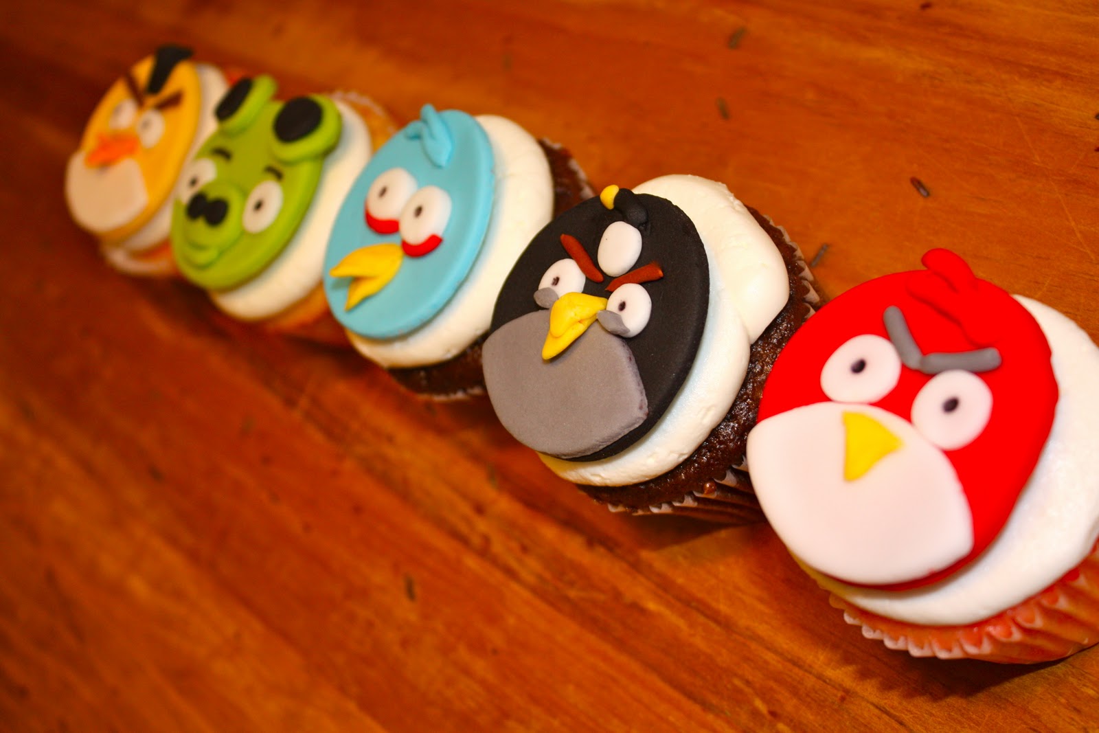 bumble cakes: Angry Birds Cupcakes!