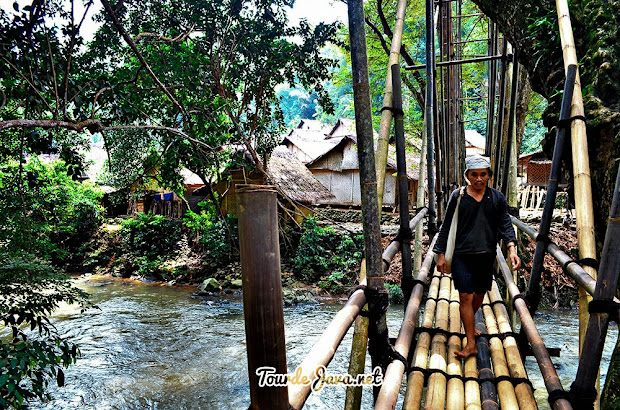Jembatan bambu di baduy luar
