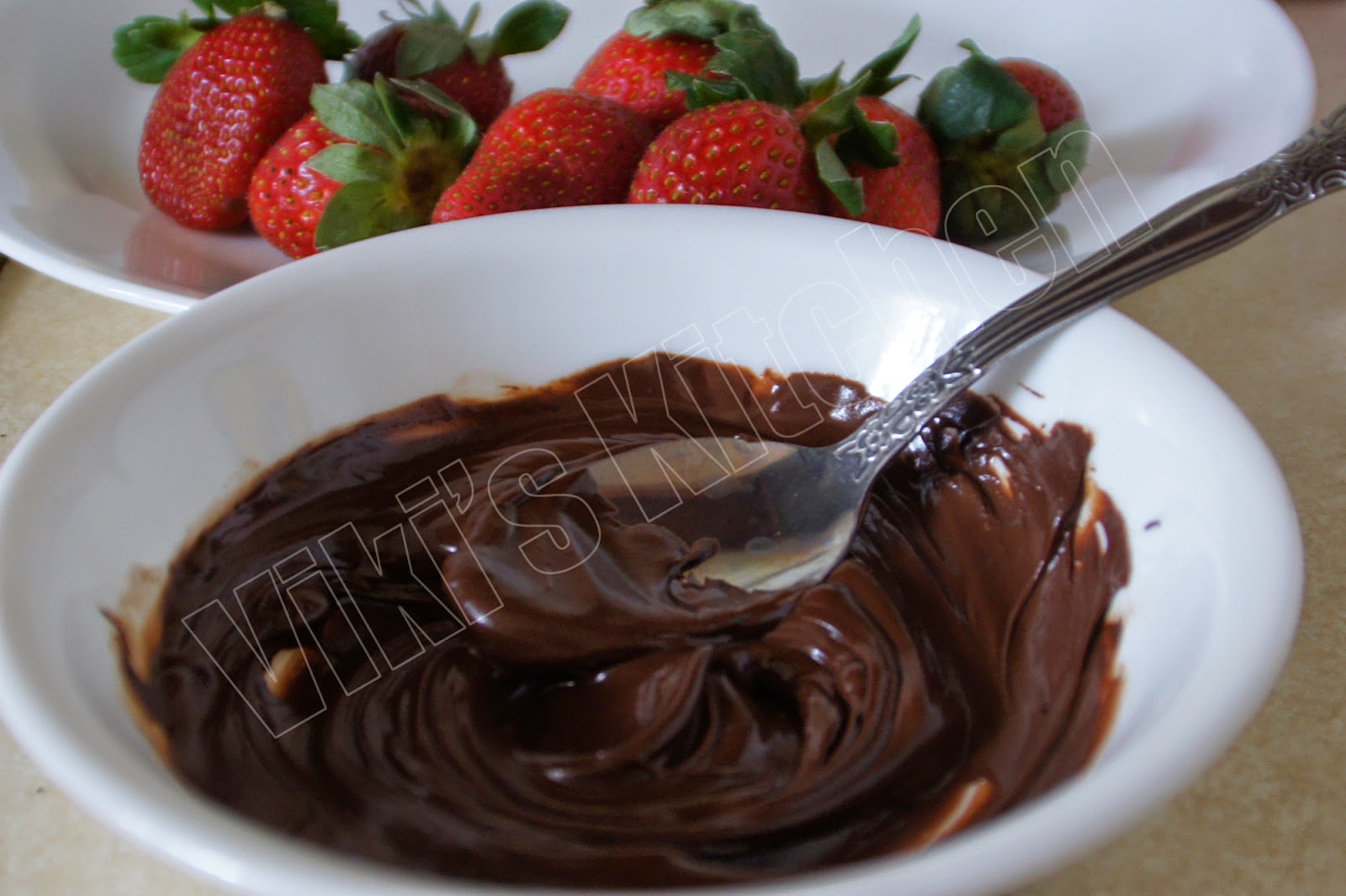 Viki 's Kitchen Chocolate dipped strawberry (microwave method)