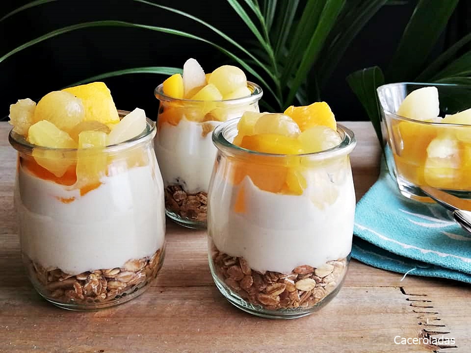 Vasitos de yogur con muesli y fruta para desayunos saludables Caceroladas