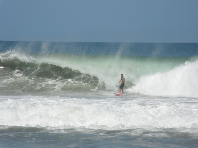 Na "crista da onda" em PUERTO ESCONDIDO, aproveitando a praia e o surf no mar | México