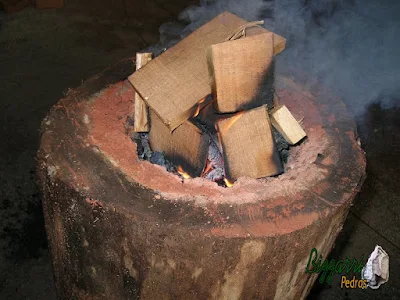 Detalhe do fogo na madeira onde o fogo vai afundando e vai formando o pilão de madeira onde eram colocado os milhos para fazer o fuba, o amendoim para fazer as paçocas e o arroz para ir descansando.