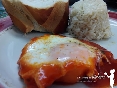 Huevos escalfados con salsa de tomate especiada