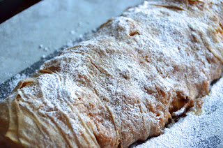 ÖSTERREICHISCHER APFELSTRUDEL ÖSTERREICHISCHER APFELSTRUDEL