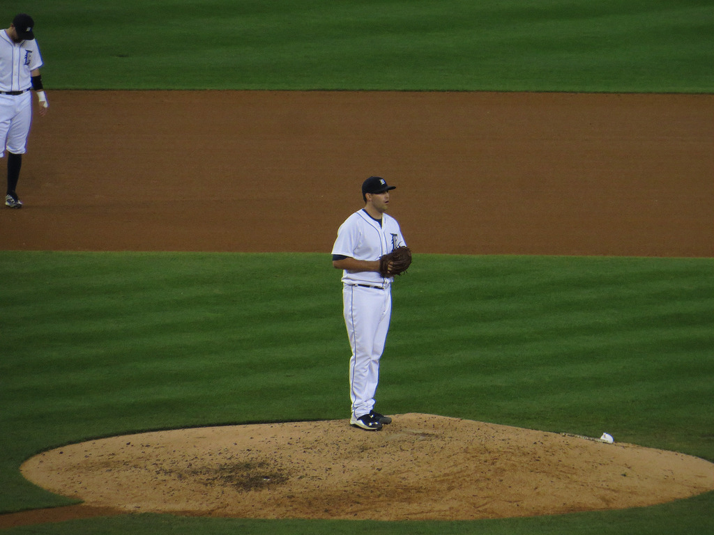The Baseball Kid White Sox avoid infamy, split four games with Detroit