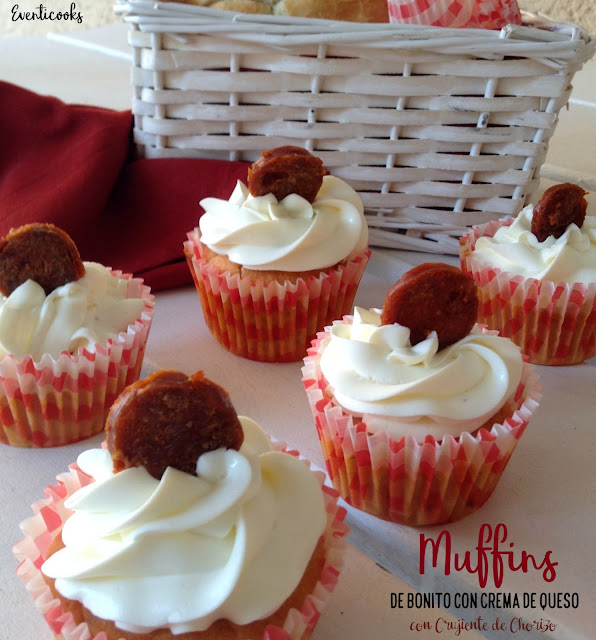 Muffins de bonito con crema de queso y crujiente de chorizo