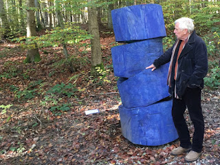 Hannes Kinau mit seiner Skulptur "Tumbau zu Pappel". 