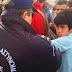 Τι λέει το 12χρονο τσογλανάκι που έριχνε μπουνιές στον αστυνομικό
