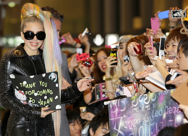 Resultado de imagen para fans lady gaga llorando
