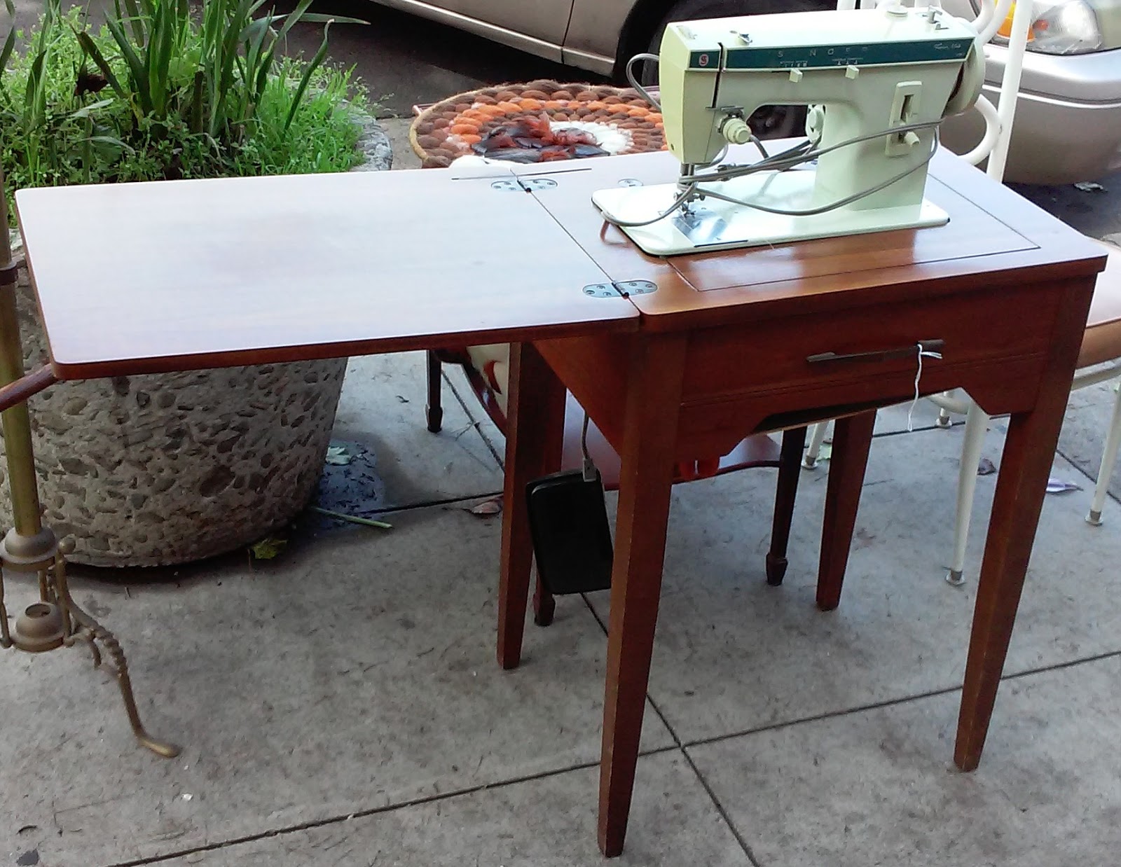 UHURU FURNITURE & COLLECTIBLES SOLD Singer Model 257 Sewing Machine Table 55