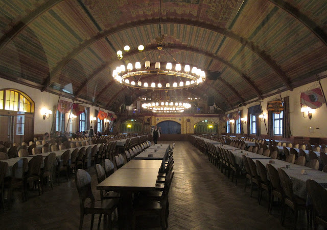A cervejaria Hofbräuhaus - o salão onde Hitler discursou pela primeira vez A cervejaria Hofbräuhaus O que ver em Munique Alemanha