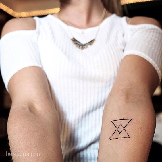 Chica con tatuajes de triángulos glifos