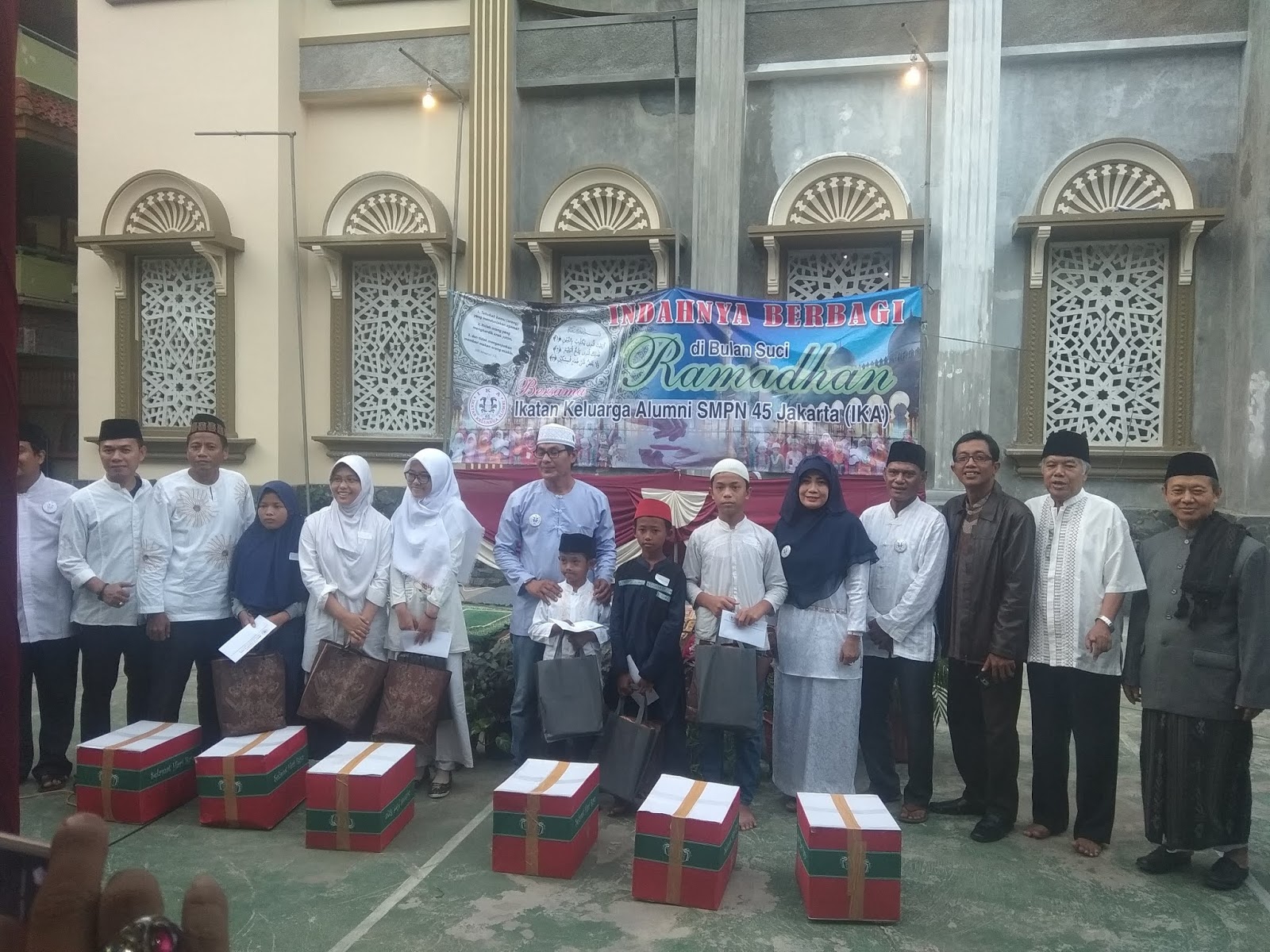 Gelar Buka Puasa Bersama IKA SMPN 45 Cengkareng Berikan Santunan Foto Pemberian Santunan Oleh Lurah Cengkareng Barat Dan Panitia IKA 45