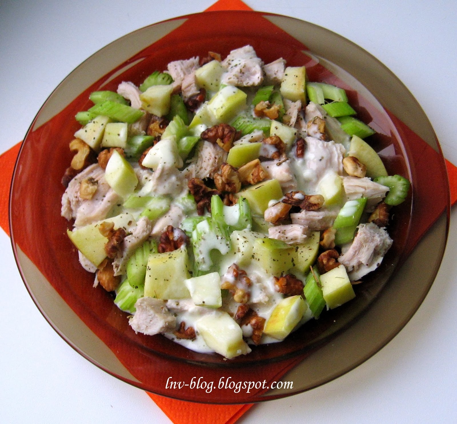 Салат с жареными яблоками и грецкими орехами