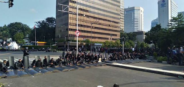 Suasana Dekat Bawaslu 22 Mei 2019 - Tidak Seramai Yang Diberitakan Televisi Suasana Dekat Bawaslu 22 Mei 2019 - Tidak Seramai Yang Diberitakan Televisi