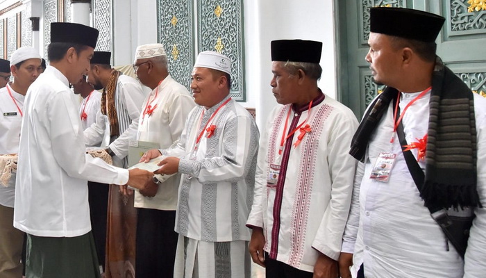 Temui Warga Aceh, Presiden Jokowi Serahkan 320 Sertifikat