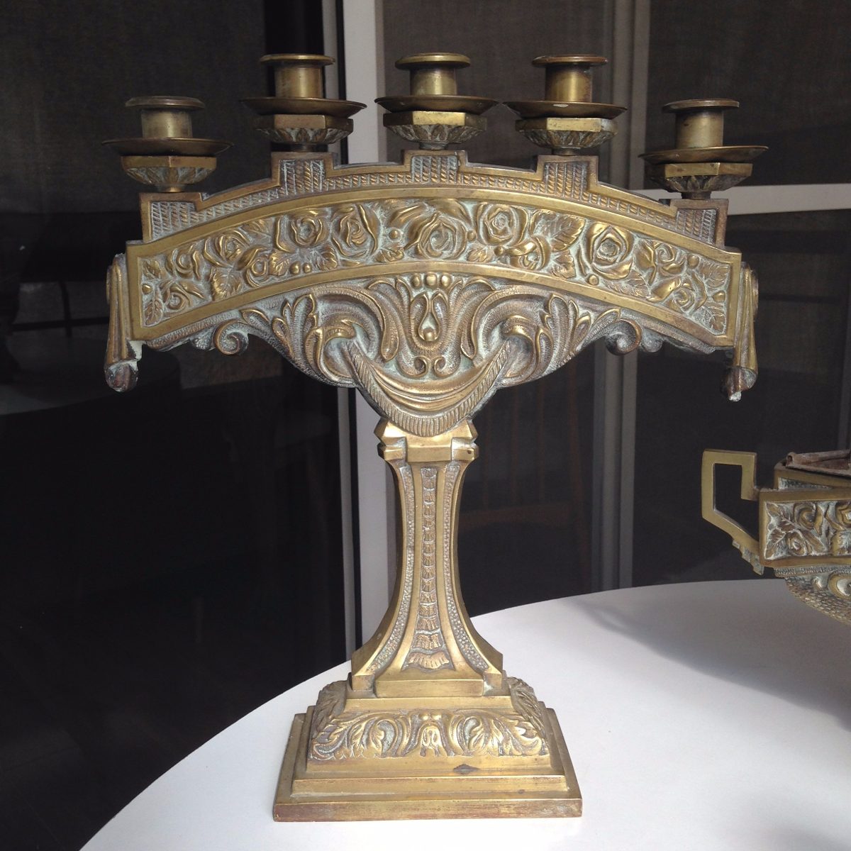 Vela Pilar Candelabro Vintage De Metal Con Asa - Portavelas Para Vela De  Pilar, Centro De Mesa Para Bodas O Hogar | Estilo Antiguo Zinc 13.5 Cm  Candelabro Decorativo Hogar, image size:1200x1200