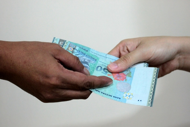 Dua Anggota JPJ Dituduh Terima Rasuah RM100 Dua Anggota JPJ Dituduh Terima Rasuah RM100