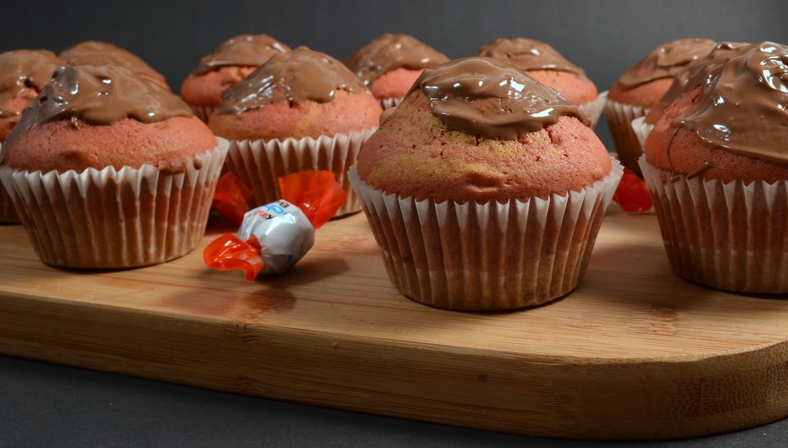 Fudmaniak: KINDER MUFFINS- Muffinki waniliowe Kinder (Schoko-Bons ...