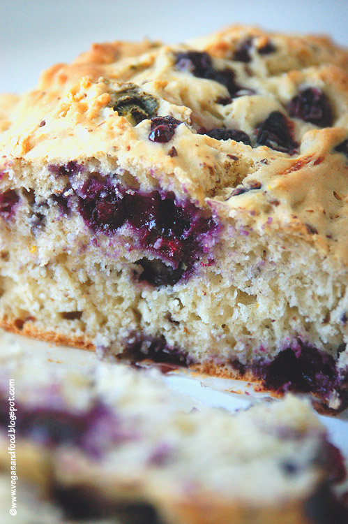 Blueberry sage olive oil cake for diet people - Vegas and Food