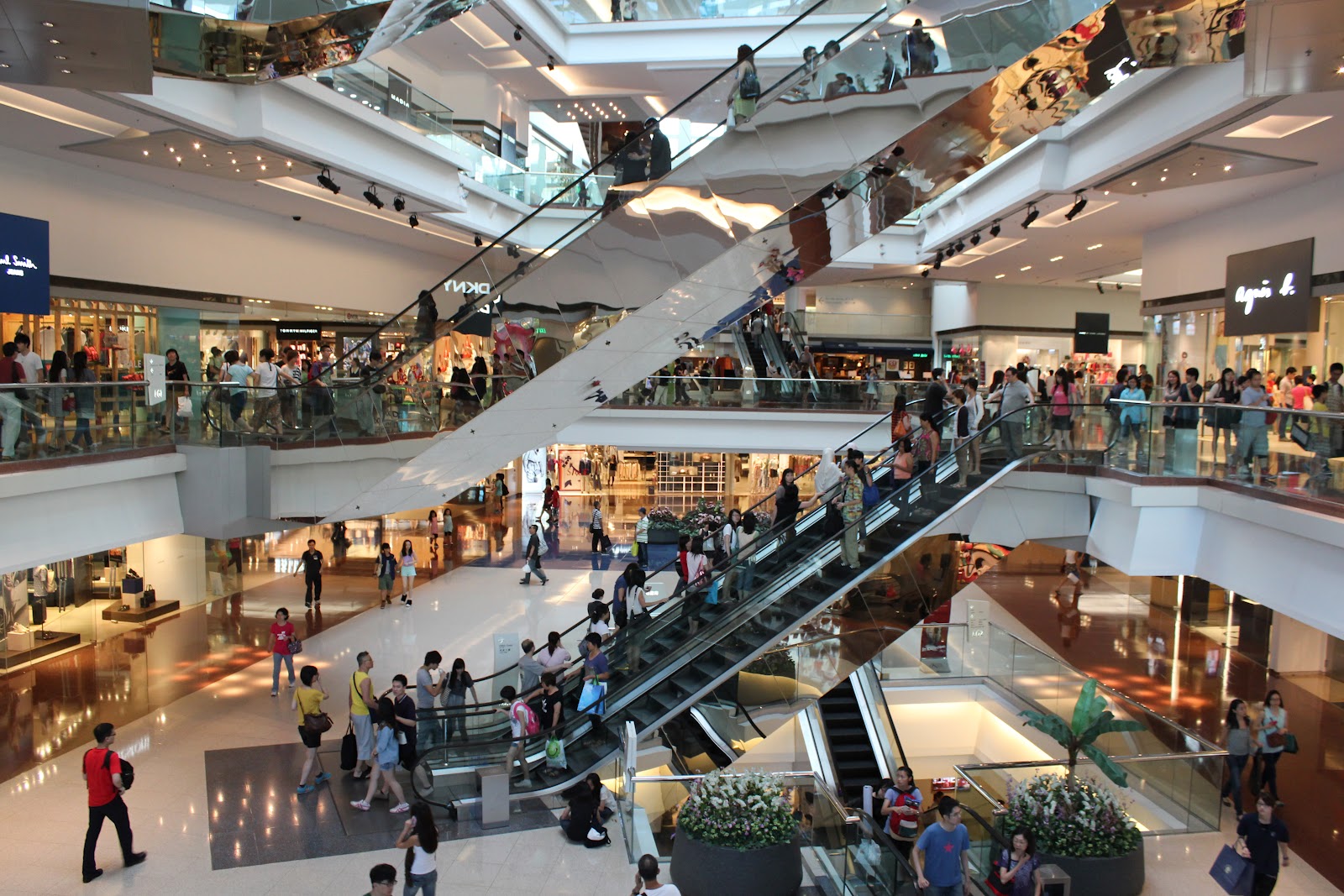 Shopping mall 2. Люди в торговом центре. Много людей в торговом центре. Торговый центр внутри с людьми. Посещение торговых центров.