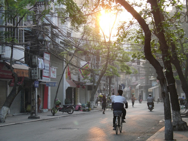 Rue calme du vieux Hanoi au lever du soleil, Vietnam