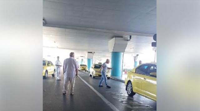 Ελ. Βενιζέλος: Ταξιτζήδες έπαιξαν μπουνιές για μια θέση στην πιάτσα! (βίντεο) Ελ. Βενιζέλος: Ταξιτζήδες έπαιξαν μπουνιές για μια θέση στην πιάτσα! (βίντεο)